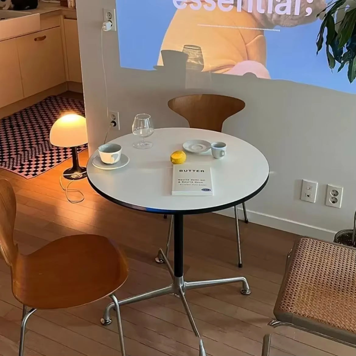 Table ronde extérieure petite, blanche, pour entrée, café et cuisine mobile