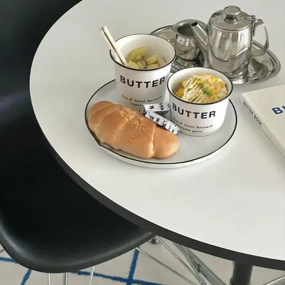 Table ronde extérieure petite, blanche, pour entrée, café et cuisine mobile