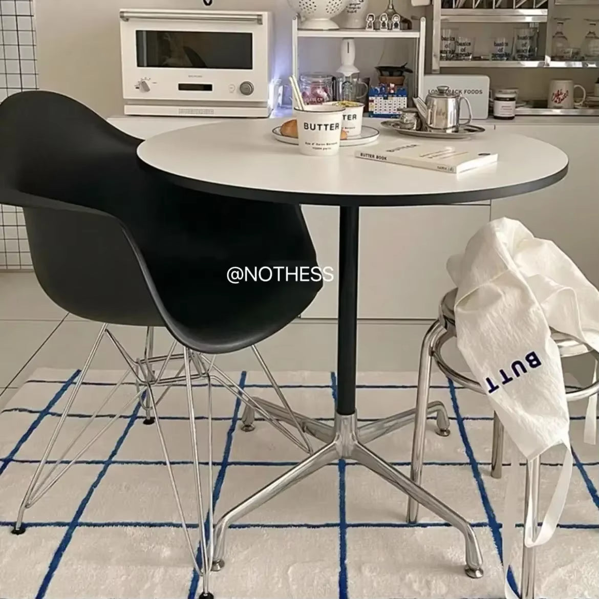Table ronde extérieure petite, blanche, pour entrée, café et cuisine mobile