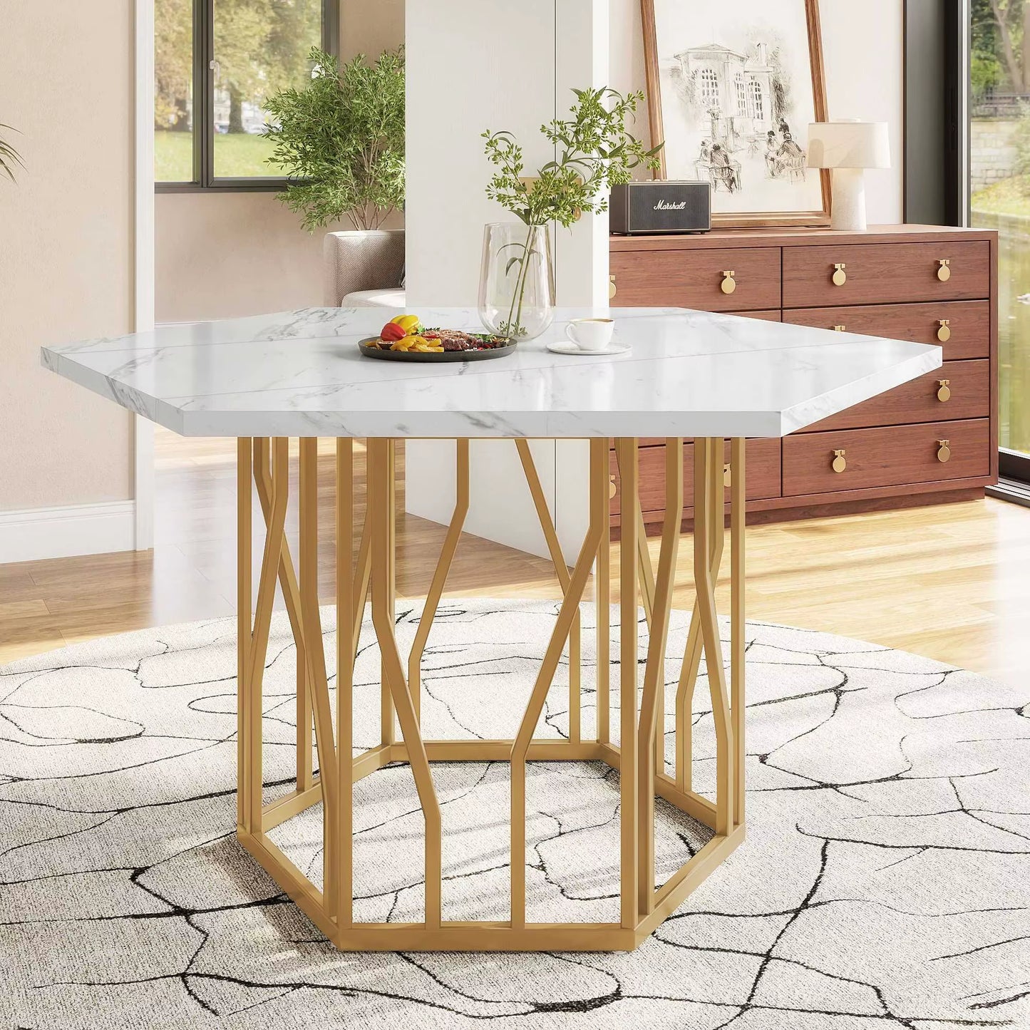 Table hexagonale moderne en marbre avec cadre métal doré, salle à manger